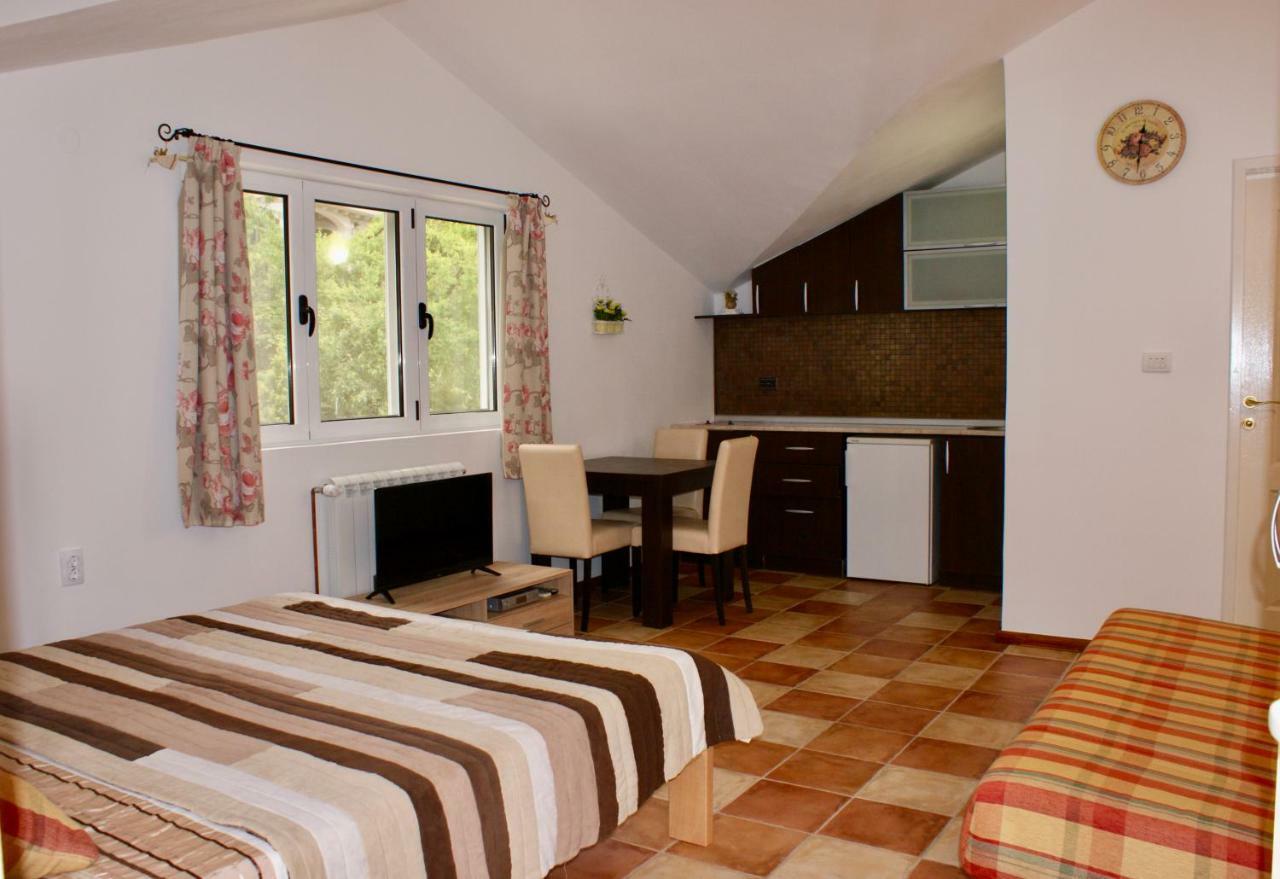 Studio Apartments Morinj Екстериор снимка